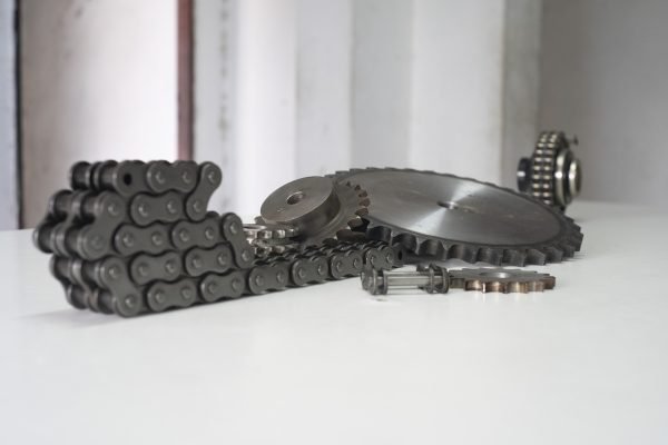 Motosiklet performansı yalnızca motor gücüyle sınırlı değildir. Zincir kalitesi, gücün arka tekerleğe etkin bir şekilde iletilmesini sağlar. Bu nedenle, doğru motosiklet zinciri seçimi sürüş güvenliği ve konforu açısından kritik öneme sahiptir.