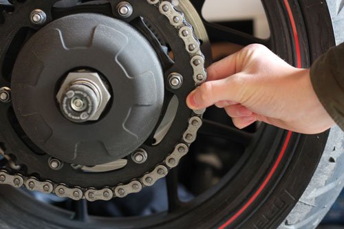 Motosiklet zincir seti değişimi için örnek zincir ve dişli